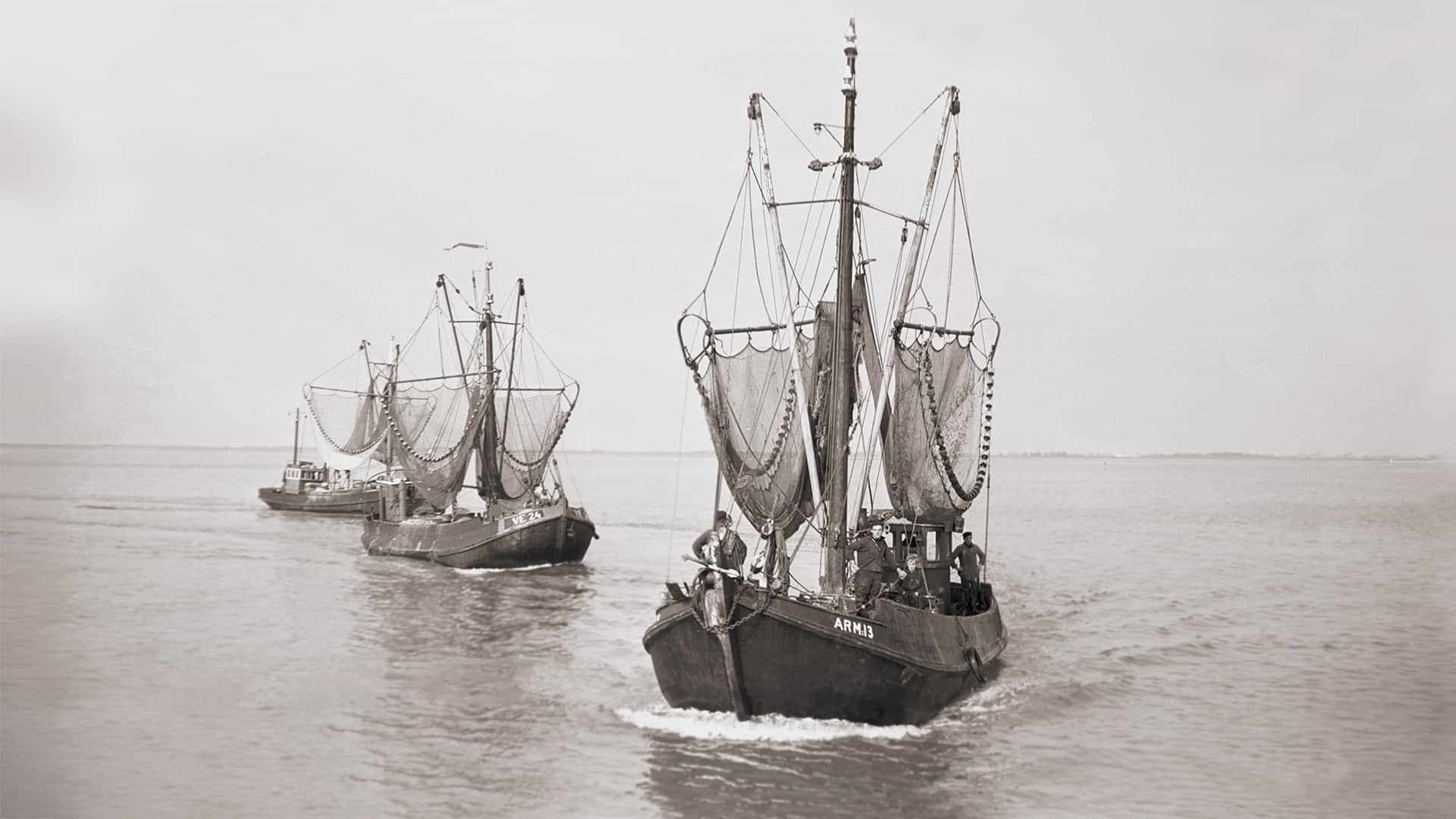 Der Nordseekrabbenkutter „ARM-13 de kleine Leen“ von Johannes van Belzen im Hafen von Veere (Zeeland) ANNO 1956