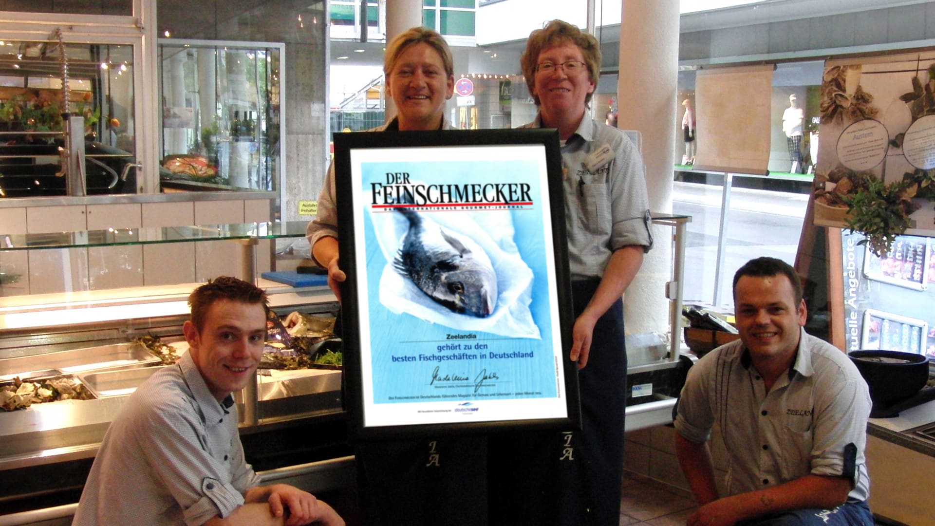 Das Fischgeschäft auf der Königstraße wird erstmals von dem Magazin Der Feinschmecker ausgezeichnet und zählt fortan regelmäßig zu Deutschlands besten Fischgeschäften